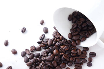 コーヒーを飲むマグカップと、焙煎したコーヒー豆
