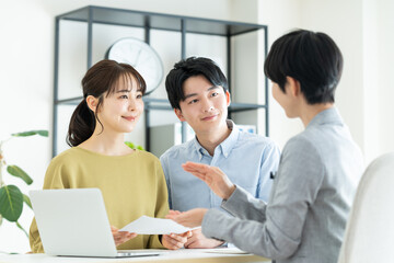 ライフプランを相談する若い夫婦