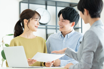 ライフプランを相談する若い夫婦