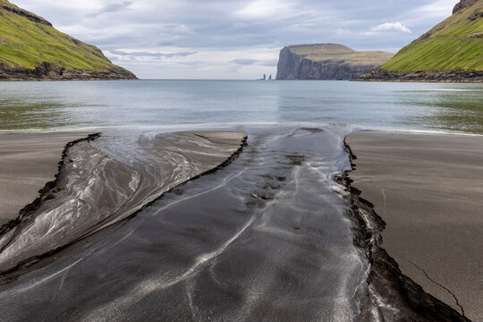 malerische nordische Landschaftsaufnahme am Strand, Fels Klippen im Hintergrund, F&auml;r&ouml;er