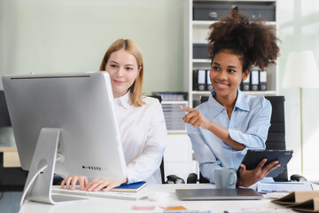 Obraz premium Diverse professionals collaborate on project analysis with financial graphs.