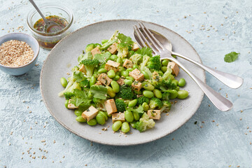 Brokkoli-Salat mit Tofu und Edamame