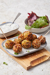 Zucchini-Bällchen mit Aprikosen