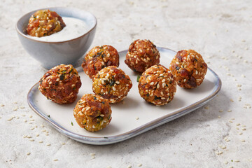 Zucchini-Bällchen mit Aprikosen