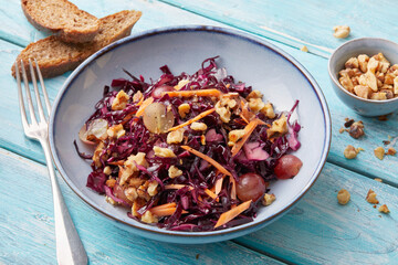 Rotkohl-Salat mit Wallnüssen