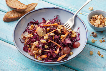 Rotkohl-Salat mit Wallnüssen
