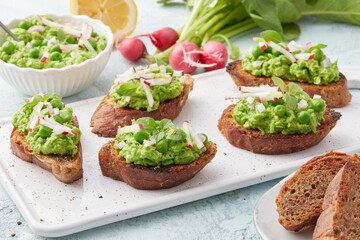 Bruschetta mit Erbsen 