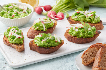 Bruschetta mit Erbsen 