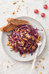 Rotkohlsalat mit Walnüssen