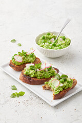 Bruschetta mit Erbsen 