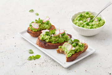Bruschetta mit Erbsen 