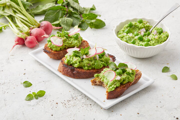 Bruschetta mit Erbsen 