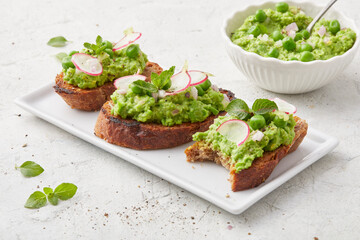 Bruschetta mit Erbsen 