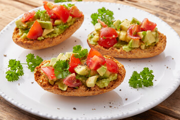 Bruschette mit Avocado und Tomaten