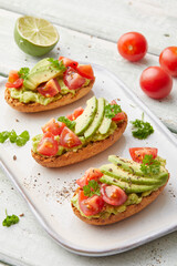 Bruschette mit Avocado und Tomaten