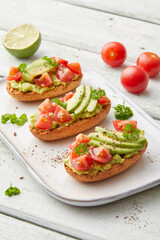 Bruschette mit Avocado und Tomaten