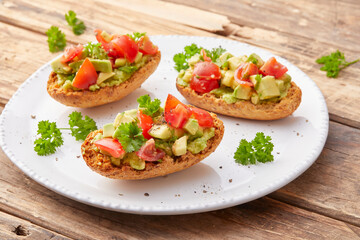 Bruschette mit Avocado und Tomaten
