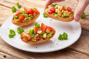 Bruschette mit Avocado und Tomaten