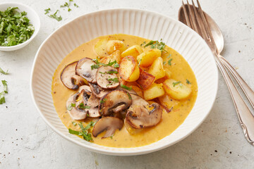 Curry mit gebratenen Kartoffeln