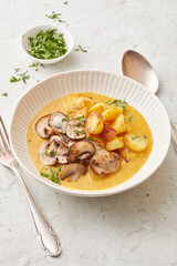 Curry mit gebratenen Kartoffeln