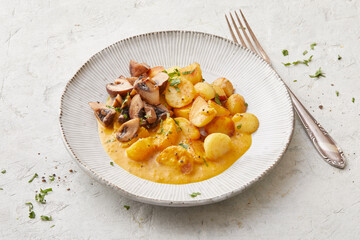 Curry mit gebratenen Kartoffeln