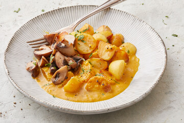 Curry mit gebratenen Kartoffeln