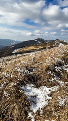 Połonina Wetlińska. Widok na polskie góry Bieszczady, Piękny zimowy krajobraz górski. 
