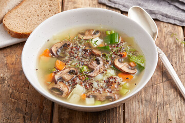 Gemüsesuppe mit Quinoa