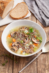 Gemüsesuppe mit Quinoa