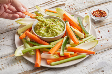 Guacamole Avocado-Dip mit Gemüse