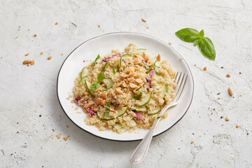 Quinoa-Salat mit Erdnussdressing