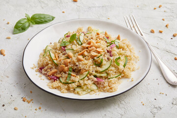 Quinoa-Salat mit Erdnussdressing