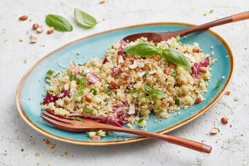 Quinoa-Salat mit Erdnussdressing