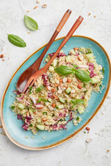 Quinoa-Salat mit Erdnussdressing