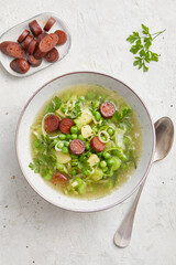 Erbsensuppe mit Tofuwürstchen 