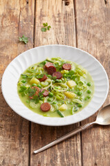 Erbsensuppe mit Tofuwürstchen 