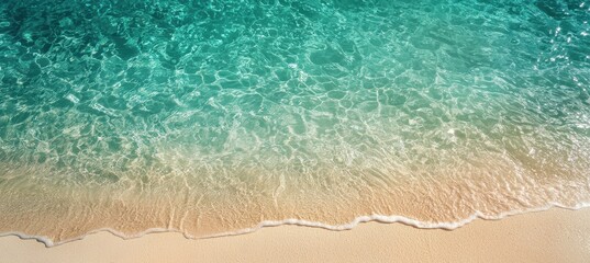 Naklejka premium Aerial view of tranquil aqua waters blending into sandy shoreline