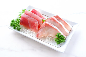 新鮮なお刺身の二種盛り（まぐろ、ハマチ）
