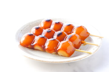 醤油のたれが香ばしい、おいしそうな、みたらし団子
