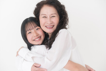 笑顔の孫と祖母のビューティーポートレート/白背景スタジオ撮影