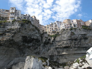 VUE SUR LES FALAISES CALCAIRE DU VILLAGE DE BONIFACIO