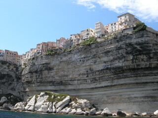 VUE SUR LES FALAISES DE CALCAIRE DU VILLAGE DE BONIFACIO