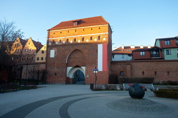 Gotycka brama od strony bulwaru, Toruń, Polska, Gothic gate from the boulevard, Toruń, Poland