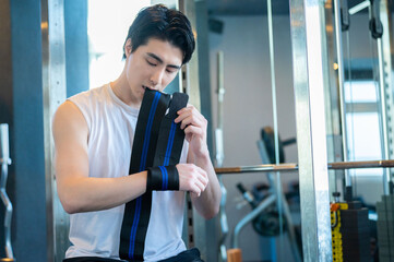 サポーターをつける日本人男性