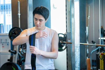 サポーターをつける日本人男性