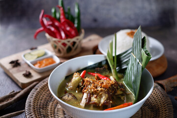 Photo selected focus gulai sapi is beef curry typically traditional food from surakarta_3