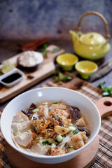 Photo bubur ayam indonesian rice porridge served with shredded chicken_1