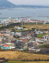 Obraz premium Jeju-do, Seongsan Ilchulbong landscape, volcanic tuff cone, Sunrise peak, Jeju Island, South Korea, Seongsan-ri, Seogwipo, Jeju Province landscape view in a sunny day, with sea, cliffs hiking trail