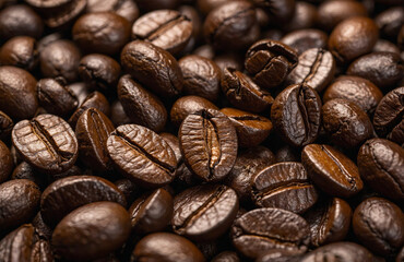 Fototapeta premium Rich and Aromatic Roasted Coffee Beans in Close-Up