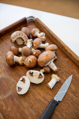 Plateau en bois et champignon pour la préparation d'une recette dans la cuisine.